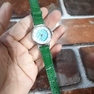 Đồng hồ nữ xinh Chấm bi dây da xanh lá Second hand si Nhật