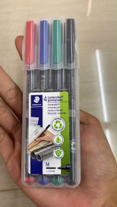 ปากกาเขียนแผ่นใส STAEDTLER ชุดปากกา Permanent ลบไม่ได้ 4ด้าม/ชุด น้ำเงิน ดำ แดง เขียว M317-WP | เคแคมปัส เครื่องเขียน