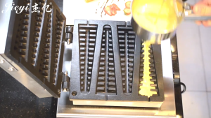 Six Grid/Four Grid Pine Tree Electric Waffle Maker - Pine Type Pancake Maker