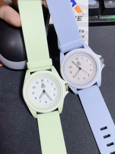 AIKE นาฬิกาผู้หญิง แฟชั่น แบรนด์แท้ กันน้ำ 100% เข็มมีพรายน้ำ สาย ยางเรซิน ขนาด 37 มม