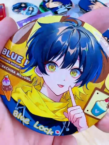 บลูล็อค เข็มกลัดตราแฟลชคู่ สินค้าเหล็กวิลาดขนาด 58 มม. 75 มม อิซากิ โยอิจิ บาชิระ เมกุรุ จิกิริ เฮียวมะ นางิ เซอิชิโระ มิคาเงะ เรโอะ ตราแฟนคลับ การตกแต่งอิตาแบ็ค ของขวัญสำหรับเพื่อน