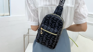 JIVIVIL กระเป๋าใส่เอกสารหนังผู้หญิงสไตล์ใหม่ กระเป๋ากระเป๋าสะพายบ่าแฟชั่นลายตัวอักษรใส่ได้เยอะกระเป๋าคาดหน้าอกอเนกประสงค์ใส่ได้เยอะ