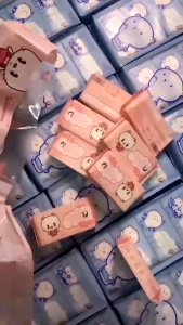 ทิชชู่เปียกแบบพกพา ทิชชู่เปียกขนาดเล็กจิ๋ว 1แพคมี8ห่อ  ทิชชู่เด็ก ลายน่ารักๆ เนื้อสัมผัส เช็ดชูเปียก นุ่มไม่ระคายเคือง