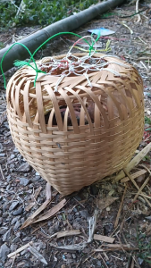 ตะกร้าขังไก่ ข้องใส่ปลา ถักเชือกฝาปิด มีสายสะพาย