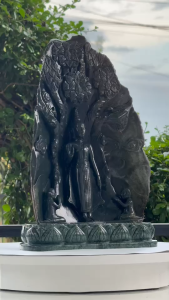 แผ่นหิน แกะสลัก รูปทรง ปางห้ามญาติ หน้าฐานกว้าง 9 นิ้ว ความสูง 15 นิ้ว ความหนาของแผ่นหิน 4 นิ้ว นํ้าหนัก 7.7 กิโลกกลัม