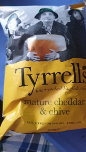 Khoai tây chiên phô-mai Cheddar Mature và lá thơm hiệu Tyrrells 150g nhập khẩu Anh