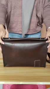 Tas Selempang Pria Retro Simple Kulit Asli