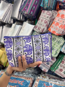 กระเป๋าใส่เครื่องสำอางใส่ของจุกจิกใส่โทรศัพท์มือถือ ถือคล้องแขนได้สะดวกสบายต่อการใช้งาน (ขนาดยาว8นิ้วกว้าง5นิ้ว)ผลิตจากโรงงานไทย ออเดอร์สินค้าได้