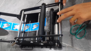 Máy dán tem nhãn thủ công cho chai lọ tròn dán tem nhãn thủ công giá rẻ dán nhãn cầm tay cho chai lọ tròn