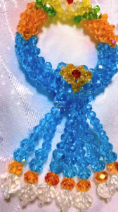 พวงมาลัยคริสตัล พวงเล็กสีฟ้าส้ม ดอกข้าวหลามตัดสีเขียวเหลือง อุบะ 7 ชาย 5.5 x 9 x 1.5 ซม.