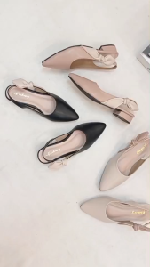 งานพรีเมี่ยม รองเท้าส้นเตี้ย 1 นิ้ว หัวแหลมแบบมีสายรัดโบว์ข้างสลับสี สวยมาก ปรับสายได้ งานทำในไทย