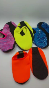 รองเท้าเดินทะเล ว่ายน้ำ เล่นเซิร์ฟ เดินชายหาด สวมใส่สบายเท้า กันลื่น แห้งเร็ว สําหรับผู้หญิงและผู้ชาย ดำน้ำ