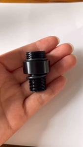 ขั้วต่อตรงจับคู่แรงดันสูง อินพุตเกลียว M18x1.5 เอาต์พุตเกลียว G1 / 2-14 3 สีให้เลือก ดำ / แดง / น้ำเงิน /