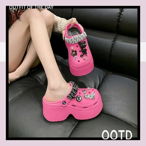 LKShoes พร้อมส่ง รองเท้าแบบสวมแฟชั่น หัวโตรุ่นนี้เสริมส้นมาแบบหนาๆ สาวๆสาวกหัวโตต้องจัดนะแม่ สีสวยโดนใจวัยรุ่นดีต่อใจสุดๆ ใครเห็นเป็นต้องชอบ พื้นนิ่มมาก สุดคุ้มม มีตัวติดการ์ตูนแถมไปให้ด้วยยย