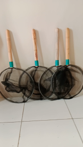 serokan ikan model bulat Diemeter 40cm seser ikan gagang kayu panjang 35cm bahan waring sangat kokoh dan kuat