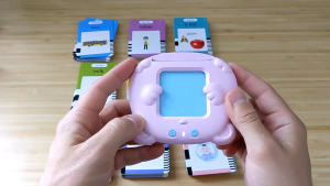 【Lulufafa】เครื่องอ่านแฟลชการ์ด Flash Card LCDกระดานวาดรูป พูดได้3ภาษา อังกฤษ ไทย และจีน บัตรคำศัพท์ ของเล่นเสริมพัฒนาการ