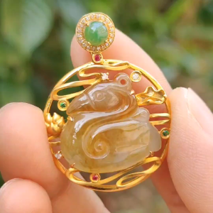 Beautifully designed Rare Yellow Natural Type A Jadeite Jade crafted as Swan set on 18k gold with diamonds certificate weighs 5.36 grams (18kp38)