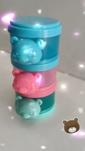 Delighted ชั้นหมีแบ่งนมผงเด็ก เตรียมพร้อมล่วงหน้า 3 มื่อ ที่แบ่งนมผงขนาดกะทัดรัดสะดวกพกพา ชั้นแบ่งนมผงพกพา ความจุ 8 ออนซ์ต่อช่อง ช่องเทด้านหน้าสะดวกใช้งาน 3 ช่อง 3 สี