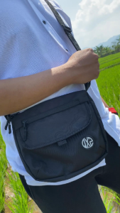QXZ94 Tas Selempang Wanita Pria Slingbag Original Terbaru Hitam QSB01