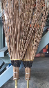 ไม้กวาดทางมะพร้าว กับ ไม้กวาดกทม หนาทนทานต่อการใช้งาน