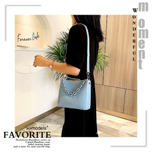 LiShops รุ่นแนะนำ กระเป๋าแฟชั่นสไตล์เกาหลี น่ารักมาก ขนาดพกพากะทัดรัด แมทช์ลุคไหนก็ดูดี สะพายข้าง แต่งอะไหล่โซ่ทอง ดูดีม๊าก ต้องจัดน้า