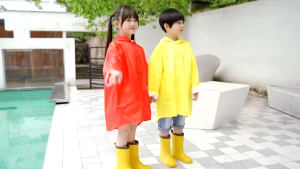 Áo Mưa Trẻ Em Khủng Long Dễ Thương Có Mũ Trong Suốt – Vải EVA Chống Thấm Nhẹ Mềm Bé Mặc Thoải Mái