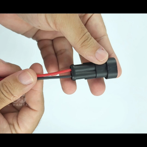 ปลั๊กต่อสายไฟกันน้ำ 2ช่อง สำหรับรถยนต์ มอเตอร์ไซค์ เรือ ต่อสายไฟพร้อม สาย 18AWG ทนกระแสได้ 10A