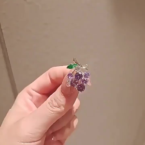 Ghim cài áo chùm nho đính đá thanh lịch - thời trang công sở nữ