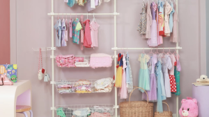 TUGU ชุด 4 เสา 6 ราวแขวน 2 ตะกร้า ราวแขวนไม่ต้องเจาะ แถมฟรีวิงแขวนและไม้สอย (R66)