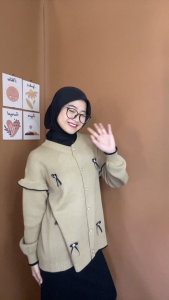 Cardigan Rajut Wanita Popy Cardy Pita Elegan - Tampilan dengan Ikat Tali
