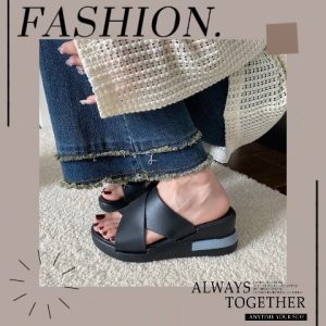 LHMoonlight สินค้า Best seller รองเท้าผู้หญิงเเฟชั่น  3 เฉดสีให้เลือก ทรงเรียบง่าย คุมโทนคุมใจ ฮิตติดตลาด ใส่ได้ทุกที่ สุดปัง เเมทช์ได้ทุกชุด