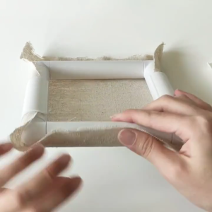 สะดึงเหลี่ยมแบบท่อสำหรับปักผ้า พลาสติกสีขาว ยึดผ้าด้วยคลิปล็อก 11*11 นิ้ว