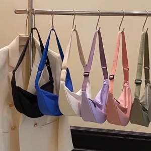 LEAShop งานฮอตฮิต กระเป๋าคาดอกแฟชั่น สไตล์เกาหลี ขนาดกระทัดรัดไม่เกะกะ แต่ใส่ของได้จุอย่าบอกใคร แมทช์ชุดง่ายใส่ลุคไหนก็เข้า รุ่นนี้มีมาพร้อมส่งถึง 4 สี อยากจัดสีไหนรีบกดสั่งเลย