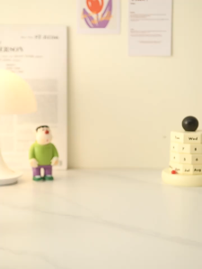 COCOGU กล่องขั้นบันไดใส่โมเดล กันฝุ่น รุ่น 916-1- Cream