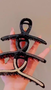 กิ๊บหนีบรวบผม ประดับเพชร ตัวเรือนทำจากวัสดุเกรดดี น้ำหนักเบา เรียบหรู  สวยงาม