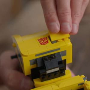 LEGO Icons 10338 Bumblebee (950 Pieces)