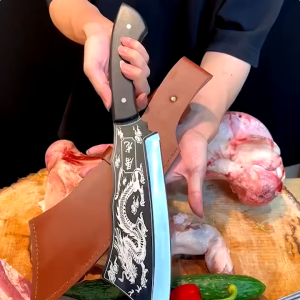 Watsuno.มีดทำครัวลายมังกร มีดตัดเนื้อและกระดูกขนาดใหญ่ มีดฆ่ามังกร ปลอกหนัง คมและทนทาน เหมาะสำหรับห้องครัวและการตั้งแคมป