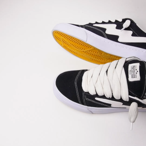 Sepatu Sneaker Casual Warna Hitam Putih dengan Sol Anti Jebol - Tampilan Vintage & Nyaman