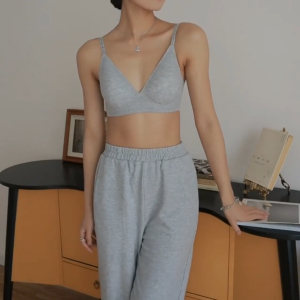 TriumphˉSimple day thin underwear girl Lycra cotton comfortable large elastic Traceless no underwire small chest gathering bra cover