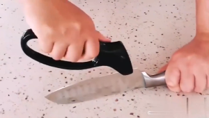 Portable Knife Sharpener Handheld Quick Scissors Sharpener Portable Kitchen Knife Sharpener Multifunctional Sharpener with Anti Slip Handle Stainless Steel Scissors Sharpener