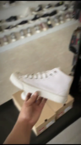 Sepatu Sneakers & Boots Hitam Trendy Pria & Wanita