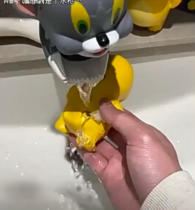 Small milk dragon water gun childrens toys press spray water summer boys and girls water festival water fight toys