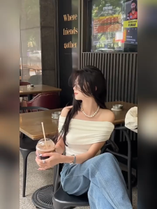 พร้อมส่งจากกทม🌻เสื้อครอปหญิง เซ็กซี่เสีดำสื้อแขนสั้น ไหล่เดียเเสื้อยืดปาดไหล่จับจีบเสื้อแขนกุด สไตล์ยุโรปและอเมริกา ทรงเ