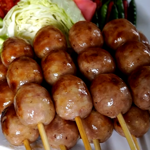 ไส้กรอกอีสาน เสียบไม้ ตราแม่ไก่ รสชาติ หมูใหม่ น้ำหนัก 910 กรัม/ แพ็ค