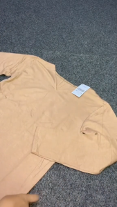 Kaos Panjang V-neck Wanita: Kelebihan & Cara Perawatan