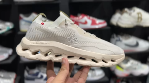 สินค้าพร้อมส่งไม่ต้องรอนานรองเท้าผ้าใบสุดฮิดในตอนนี้  สีครีม มีไซส์ 36-45 งานคุณภาพดีพร้อมกล่องแล้วแถมดันทรง1คู่ ใส่เล่นกีฬาได้