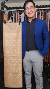 4.ผ้าไหมแกมฝ้าย ผ้าทอทั้งผืน ลายแพรวา สีครีมทอง