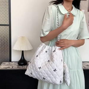 กระเป๋าผ้าสะพายข้างลายโบว์ Wisty (A501)  กระเป๋าแฟชั่นสะพายไหล่สำหรับผู้หญิง