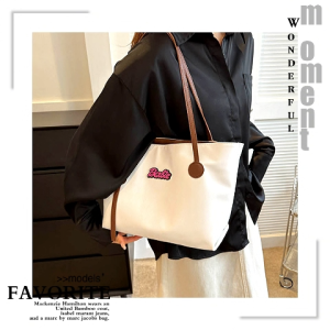 Tkgirl ดีไซน์ใหม่ กระเป๋าสะพายไหล่แฟชั่น รุ่นนี้ผลิตจากวัสดุดีทนทาน ดีเทลสวยจึ้ง ทำถึงมากแม่ พกพาง่ายสะดวกสุดๆ ใส่ของได้เยอะ รูปทรงสวยพอเหมาะ สายแฟชั่นห้ามพลาดนะแกรร