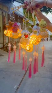 [ CHỮ NGẪU NHIÊN ] Lồng đèn decor Trung Thu rọ rổ giỏ tre nhựa NGANG gắn đính mặt thú gấu thỏ Lotso Labubu Loopy bông đèn LED